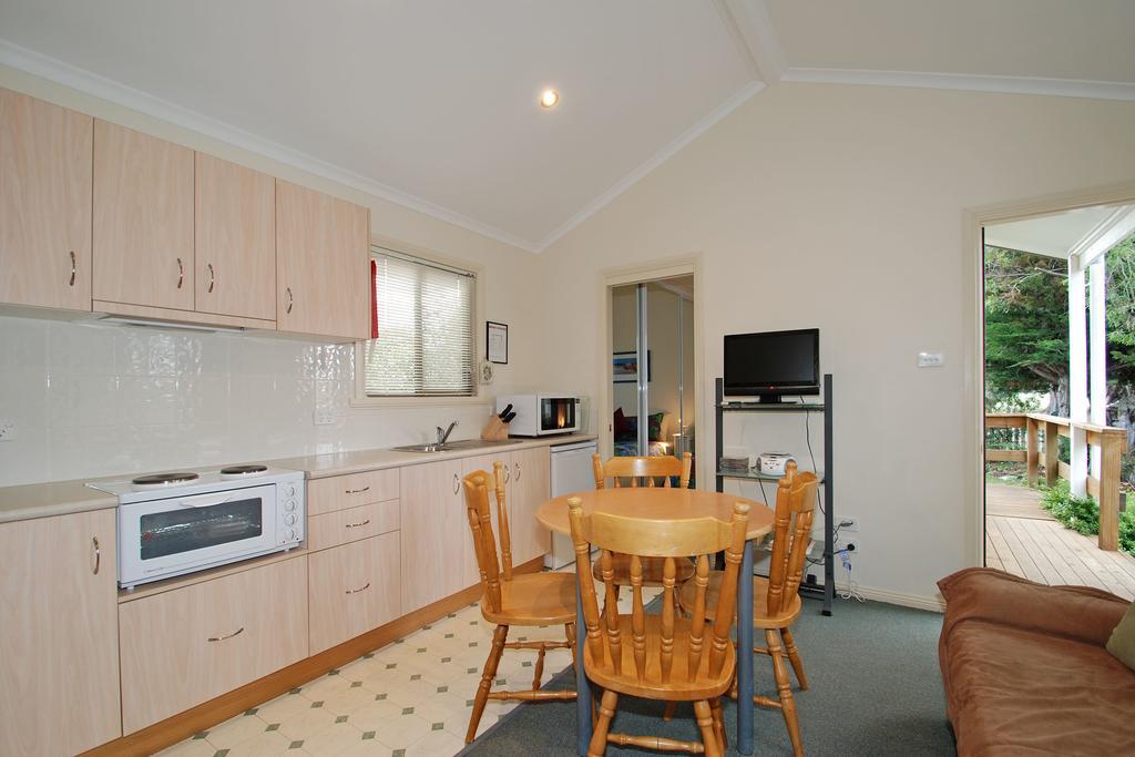 Triabunna Cabin & Caravan Park Экстерьер фото