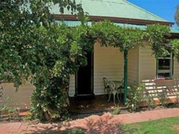 Triabunna Cabin & Caravan Park Экстерьер фото