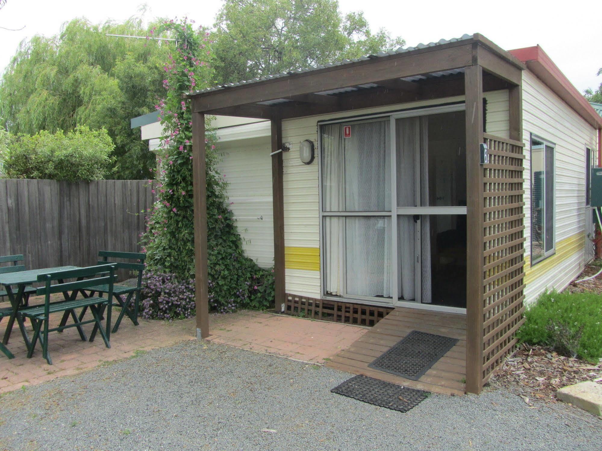 Triabunna Cabin & Caravan Park Экстерьер фото